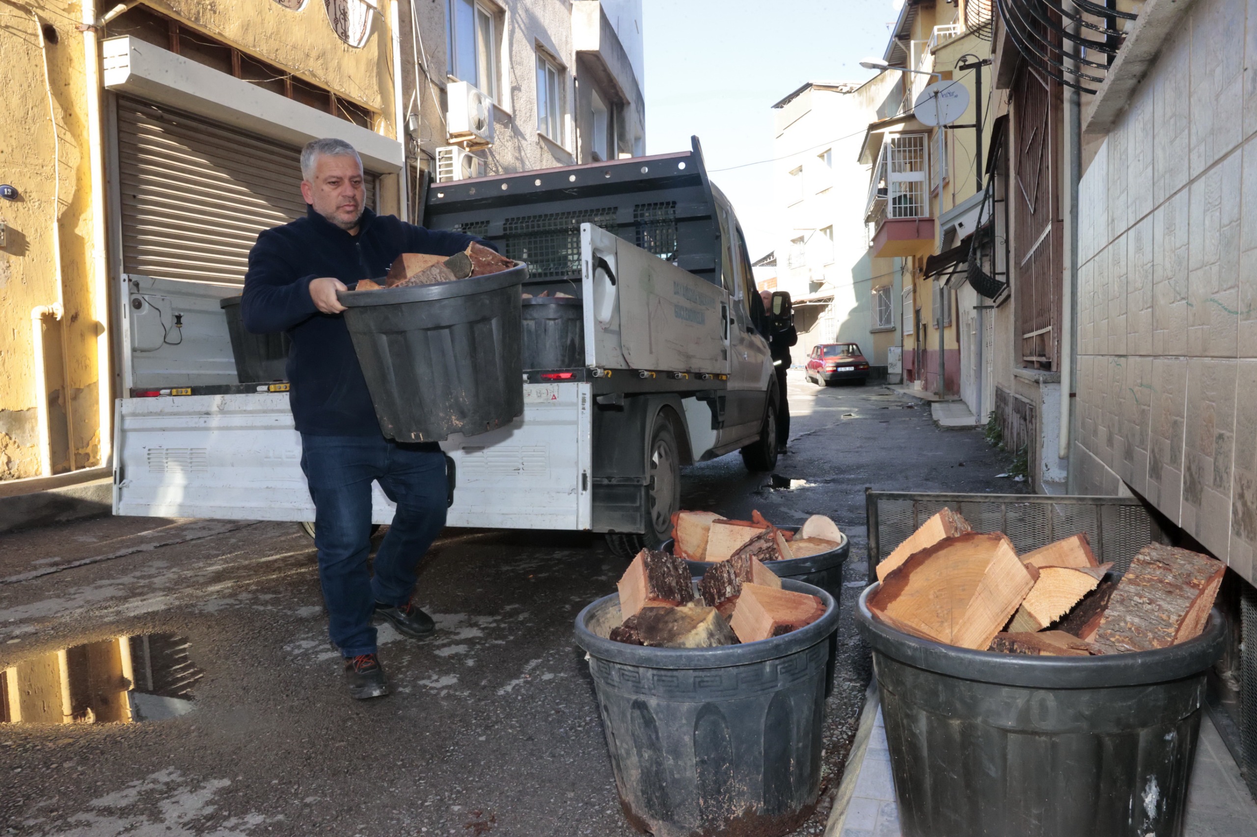 Konak’ta Kış Dayanışması: Budanan Ağaçlar Yuvaları Isıtıyor